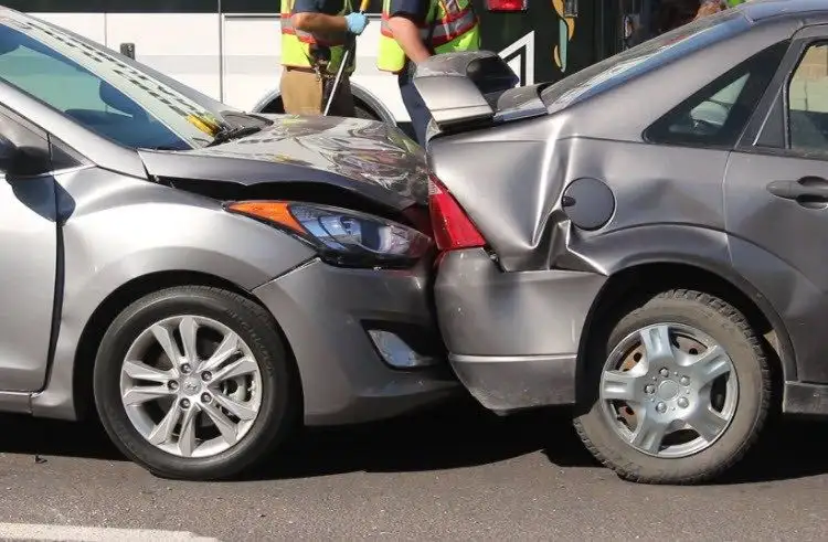 Abogado de accidentes de tránsito en auto y choques vehiculares en CABA, GBA y Argentina — colisiones frontales, alcances por detrás, siniestros en autopistas (Panamericana, Acceso Oeste, Riccheri), reclamo de daños y perjuicios contra el conductor responsable y su aseguradora bajo el régimen del art. 1757 CCCN.